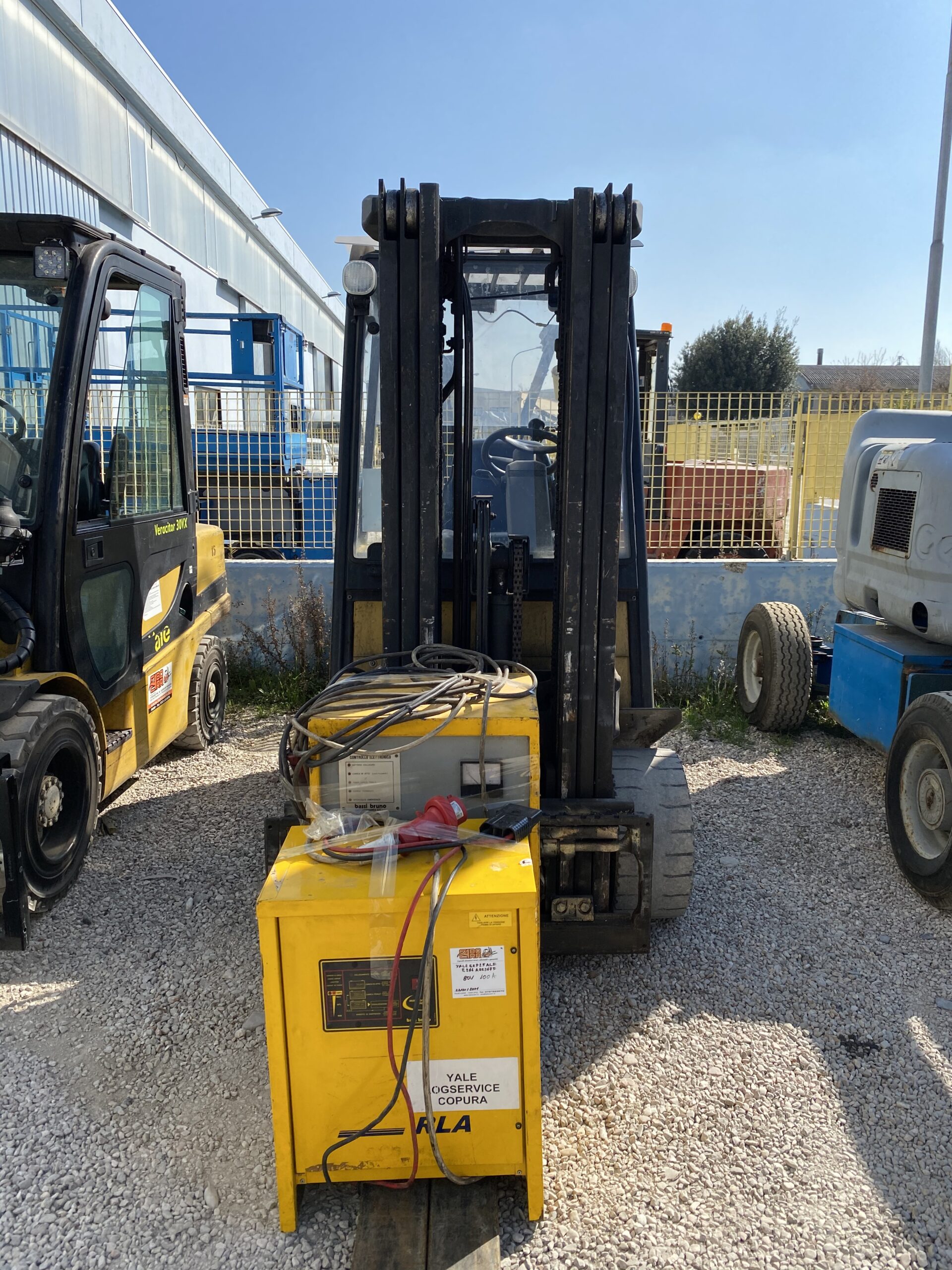 Carrello elevatore frontale elettrico a 4 ruote YALE ERP25ALF